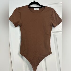 Aritizia Babaton bodysuit in brown. Size M.